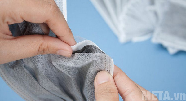 Than hoạt tính giúp làm sạch bụi bẩn bên trong bình siêu tốc tiện lợi