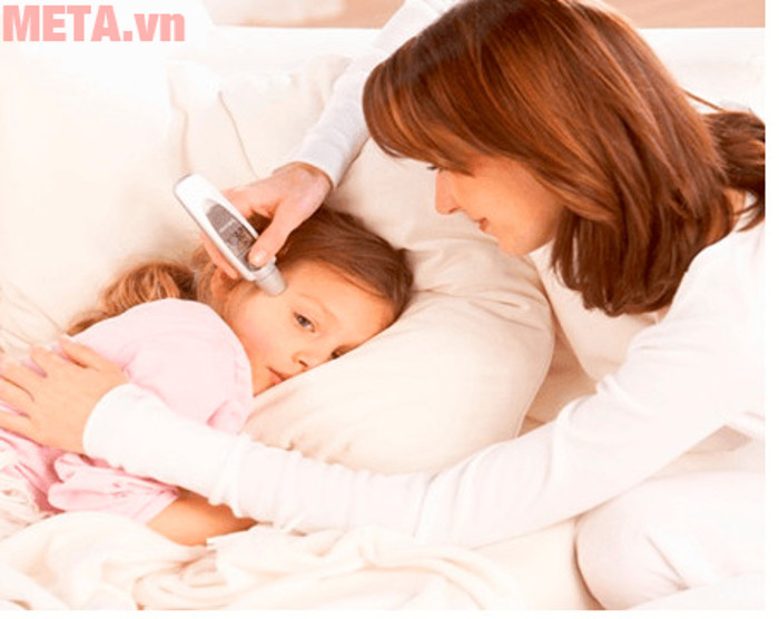 Theo dõi thân nhiệt của bé thường xuyên để đảm bảo an toàn cho sức khỏe của bé