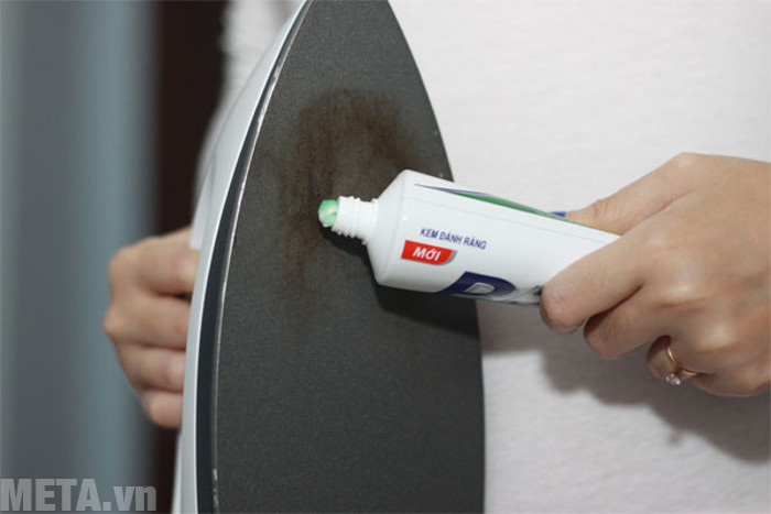 Bạn chỉ cần bôi kem nên vết cháy và lau bằng khăn sẽ giúp bề mặt 