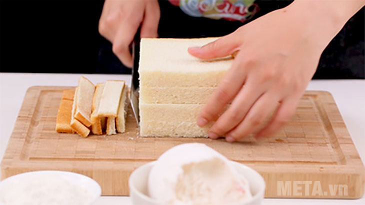 cắt bỏ cạnh của bánh sandwich