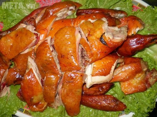 Từng miếng thịt gà vàng óng với lớp da giòn rụm, thịt bên trong chín mềm vừa phải, hương vị ngọt ngào và đậm đà sẽ là món ăn mà cả người lớn và trẻ em đều rất thích. 