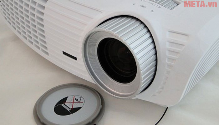 Máy chiều có hai loại ống kính là zoom bằng tay và zoom cơ