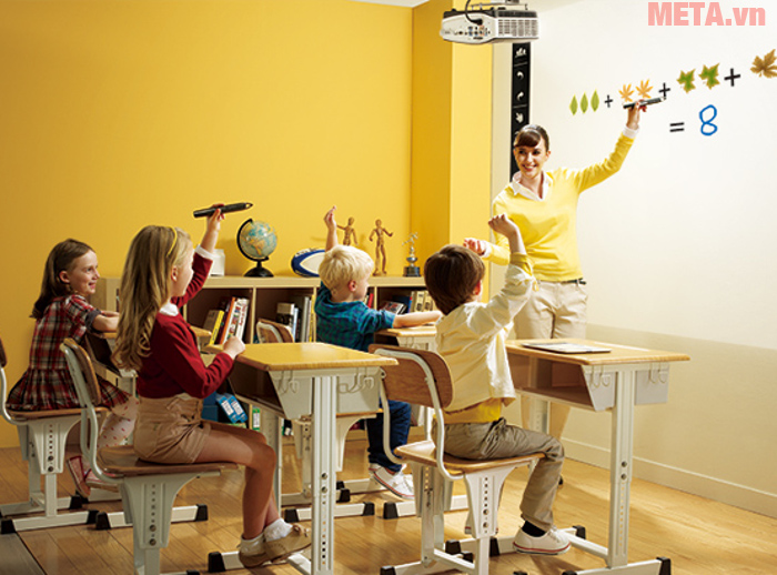 Máy chiếu là thiết bị phổ biến ở nhiều trường học hiện nay