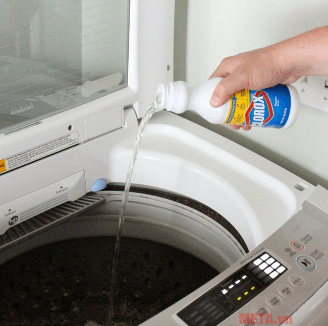 Đổ 1 chút nước Clo vào lồng giặt