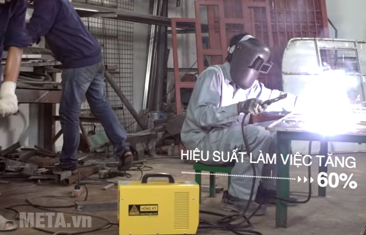 Nên sử dụng mũ hàn để đảm bảo an toàn lao động.
