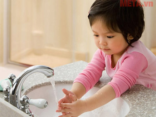 Rửa tay trước và sau khi ăn sẽ giúp bé loại bỏ các vi khuẩn gây bệnh