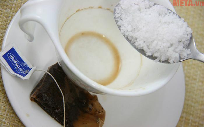 Vết bám của cà phê và trè trên cốc sẽ được đánh bay với muối