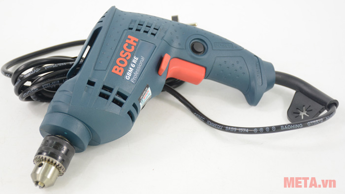 Máy khoan Bosch GBM 6 RE là dòng máy khoan nhỏ gọn, có vỏ nhựa cách điện an toàn