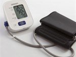 Hướng dẫn cách sử dụng máy đo huyết áp bắp tay tự động Omron HEM-7121