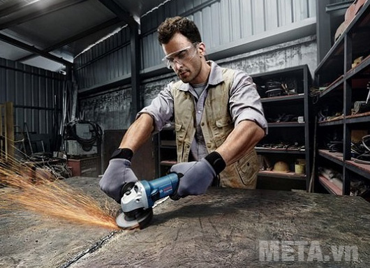 Máy mài góc là trợ thủ đắc lực cho các thợ cơ khí và sửa chữa các vật dụng trong gia đình