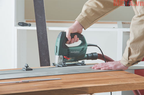 Máy cưa lọng bàn giúp chúng ta thao tác chính xác hơn khi làm việc