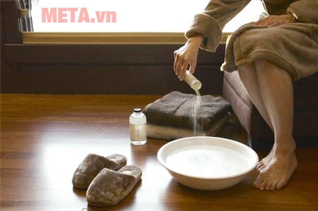 Nếu bạn dùng muối biển để ngâm chân với nước ấm nóng thì còn hơn nhiều nữa