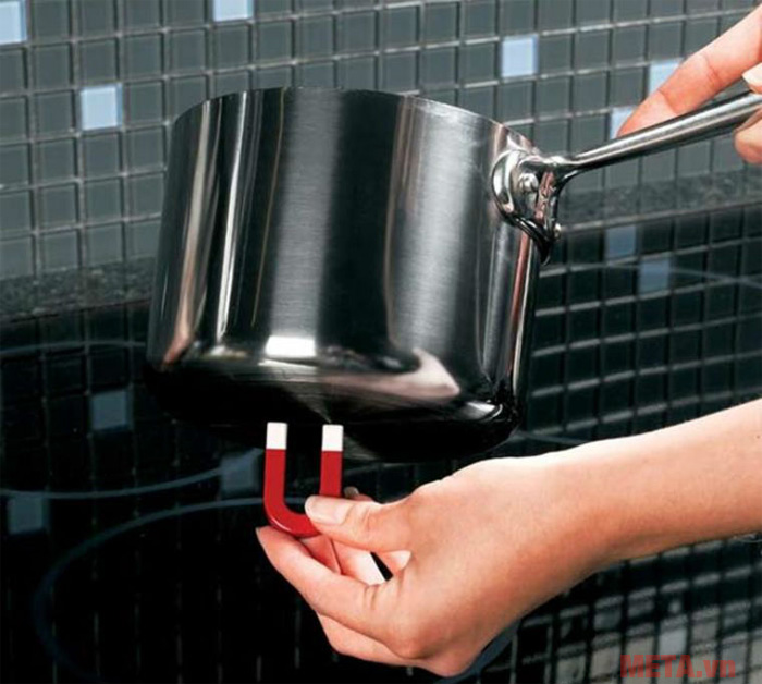 Dùng nam châm để nhận biết nồi chảo dùng cho bếp từ là cách sử dụng đơn giản nhất