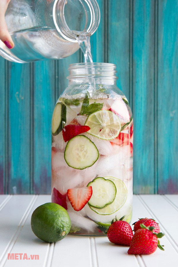 Nước detox dâu, chanh leo, lá bạc hà 