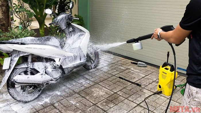 Tiếp đến là bạn phun hóa chất nên phần thân xe