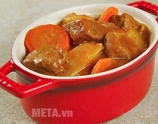 Nhìn bát thịt hầm rau củ với nước sốt đặc sánh, siêu ngon