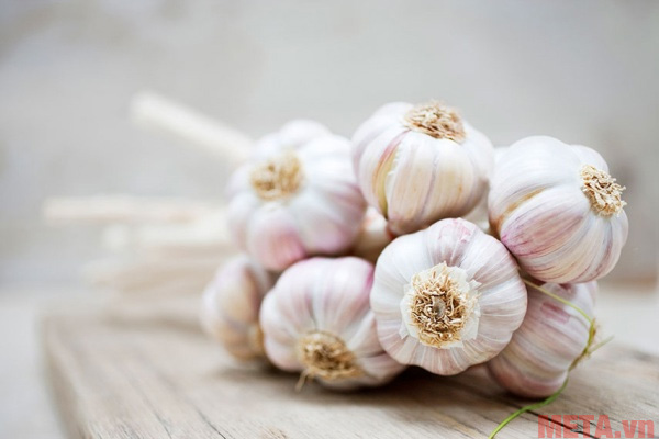 Bạn nên chọn những củ tỏi đều tép căng mọng để làm tỏi đen