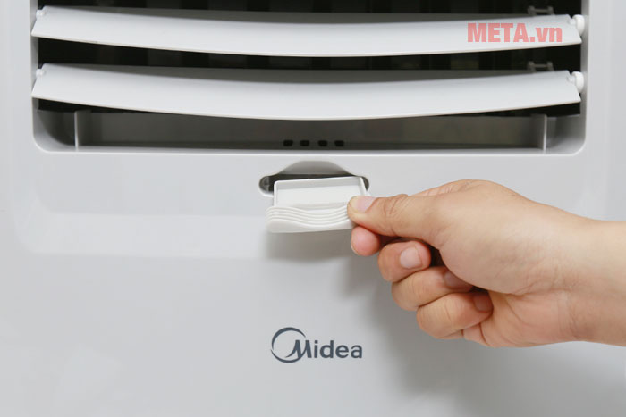 Máy làm mát Midea AC120-15F có ngăn chứa tinh dầu riêng ở phía trước.
