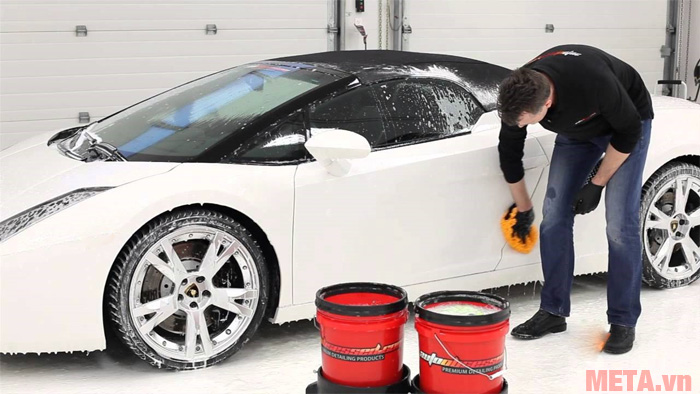 Bạn nên chuẩn bị hai chậu nước riêng để rửa xe