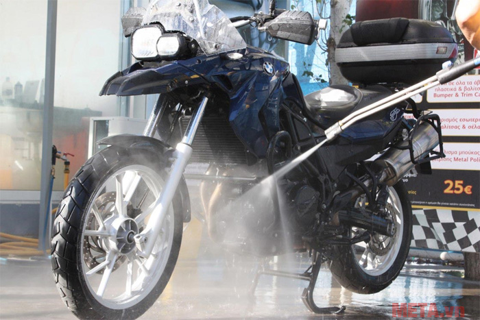 Bạn không nên để nước gây ảnh hưởng đến các bộ phận điện tử của xe