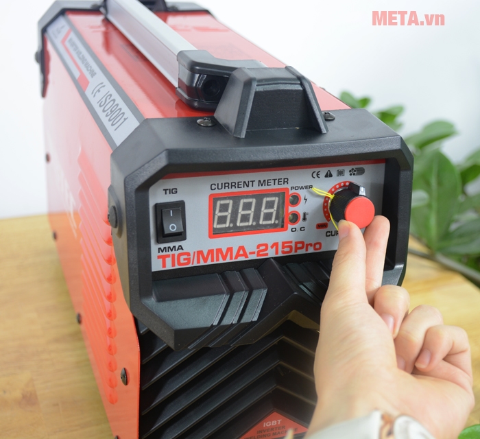 Máy hàn inverter Btec TIG/MMA 215 Pro điều chỉnh dòng hàn từ 20A - 215A.