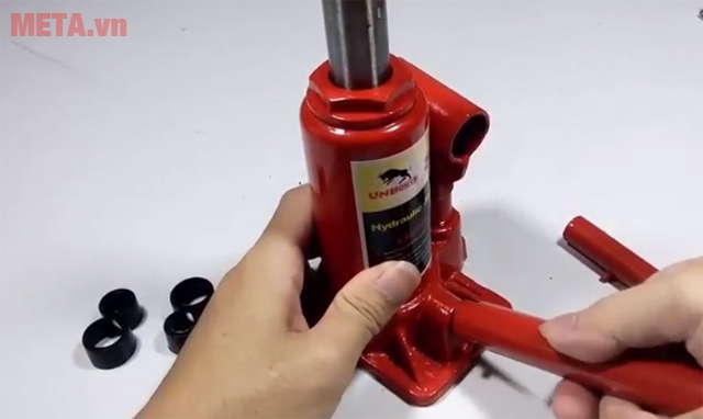  Thao tác bơm kích rất nhẹ nhàng   Thao tác bơm kích rất nhẹ nhàng   Sau khi sử dụng xong, bạn cần hạ chiều cao của kích bằng cách vặn van kích theo chiều ngược kim đồng hồ cho tới khi van chặt lại không vặn được nữa, rồi dùng lực của tay ấn hạ kích xuống. Những lần sau đó muốn sử dụng kích bạn lại thực hiện lại các thao tác như trên, quá đơn giản phải không nào.     Lại dùng tay kích vặn van ngược chiều kim đồng hồ