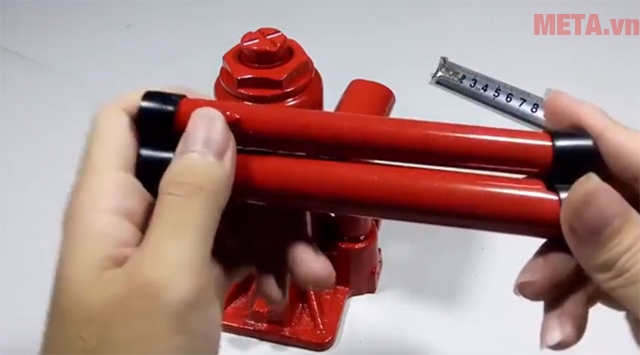 Lắp gọn tay cầm của kích thủy lực