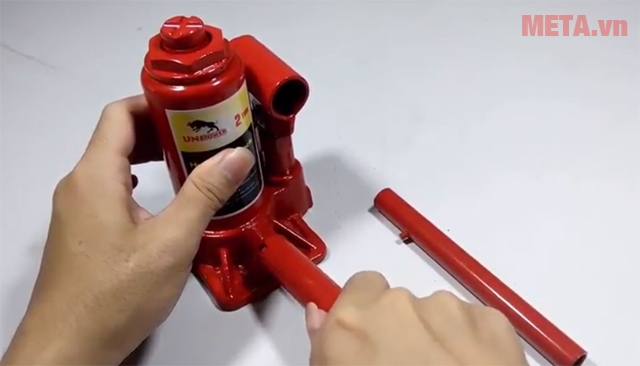 Dùng tay kích tiến hành vặn van theo chiều kim đồng hồ