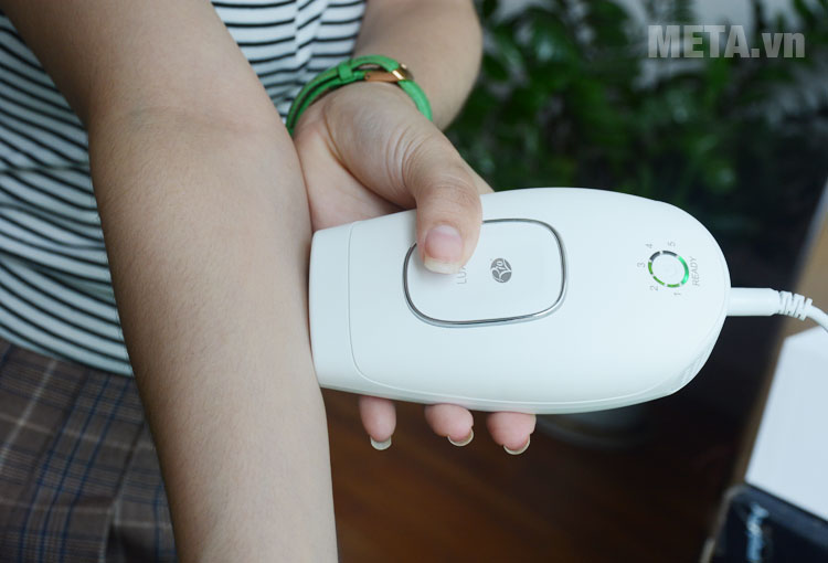 Nhấn nút khởi động để triệt lông