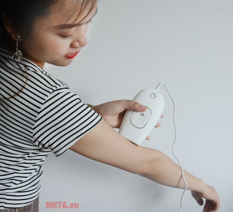 Di chuyển thiết bị trên vùng da cần triệt lông