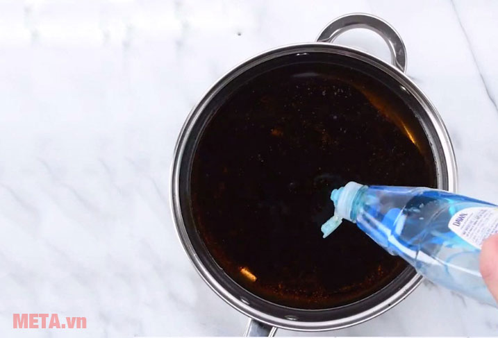  Làm sạch đáy chảo bằng hóa phẩm Astonish 