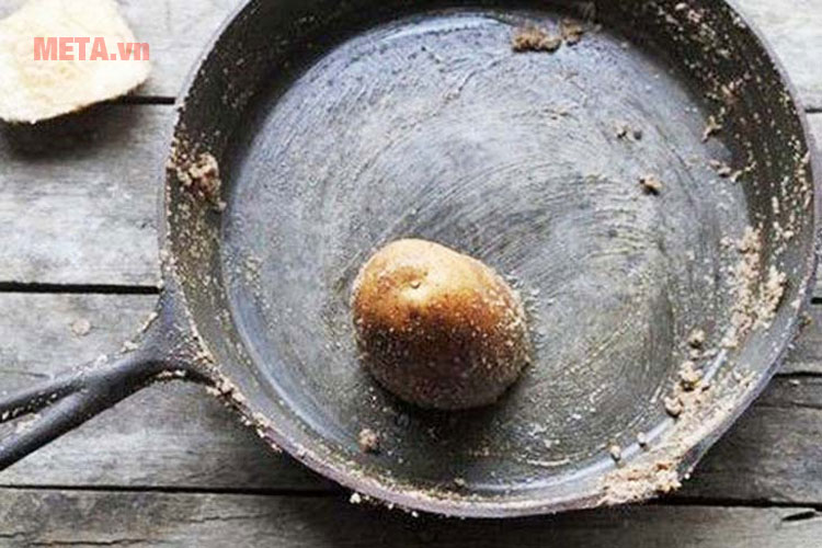  Làm sạch đáy chảo bằng muối và khoai tây
