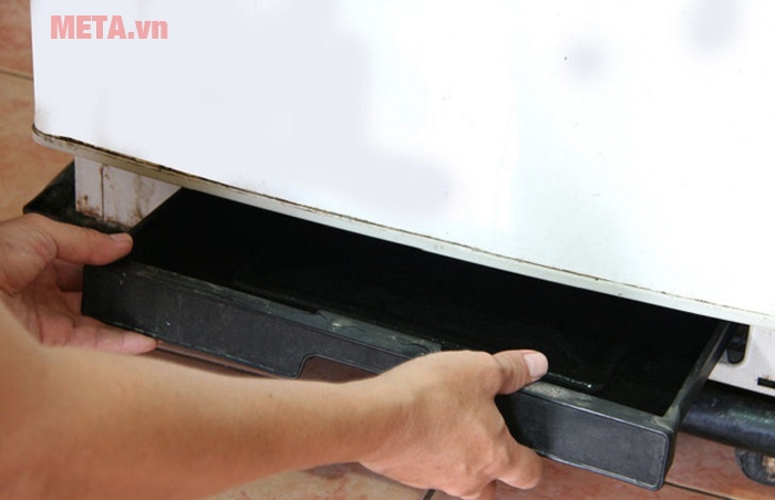 Tủ lạnh bị rò rỉ nước do khay hứng bị hỏng
