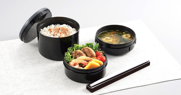 Hộp cơm giữ nhiệt có nhiều ngăn, nhiều loại đi kèm họp đựng đũa xinh xắn.