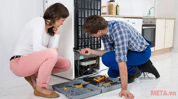 Kiểm tra lưới tản nhiệt phía sau tủ lạnh
