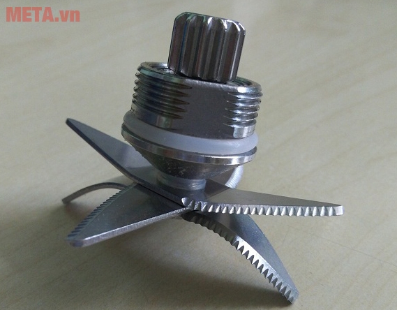 Một mẫu lưỡi dao có phần khe rãnh ốc vít để gắn vào đế máy xay