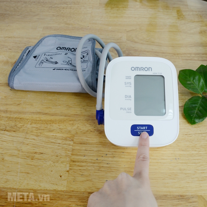 Máy đo huyết áp Omron không lên nguồn do hết pin hoặc lắp pin sai cực
