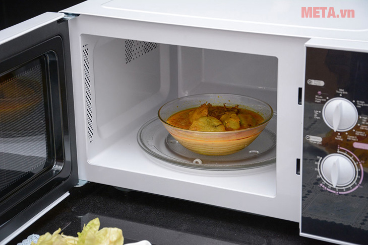 Nên hâm nóng canh hoặc sup bằng lò vi sóng