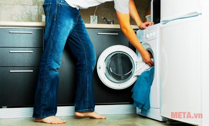 Không nên nhét quá nhiều quần áo vào máy giặt 