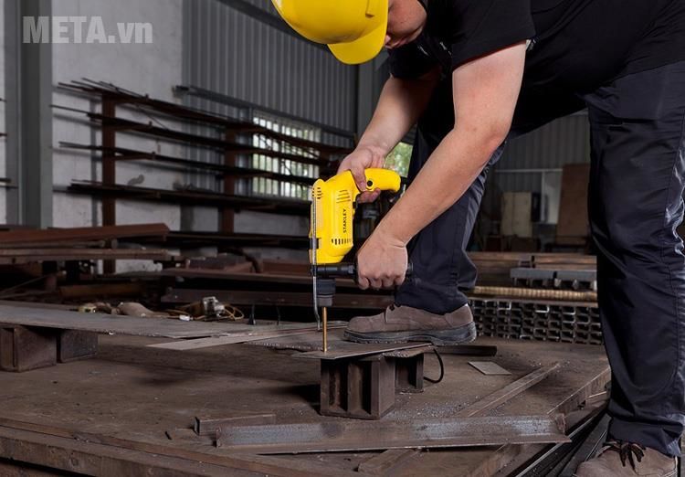 Tay cầm phụ của máy khoan động lực Stanley có thể dễ dàng tháo lắp