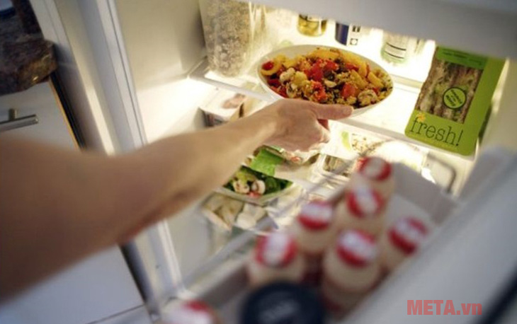 Có nên cho đồ ăn nóng vào trong tủ lạnh?