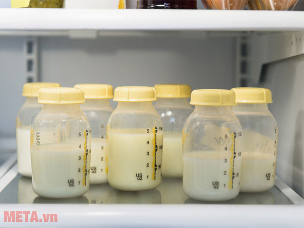 Dùng bình sữa để bảo quản trong ngăn mát