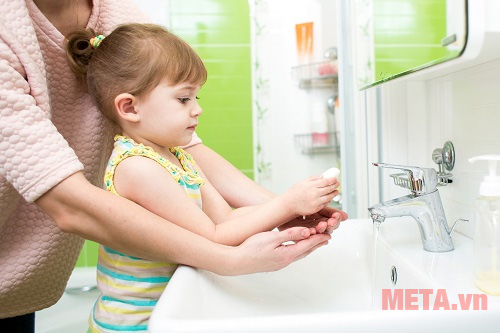 Rửa tay thường xuyên để tránh lây lan vi khuẩn, đặc biệt là các bé