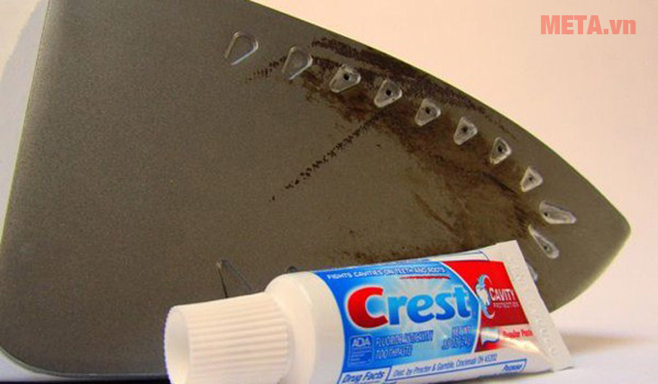 Sử dụng kem đánh răng loại bỏ vết bám trên bàn là
