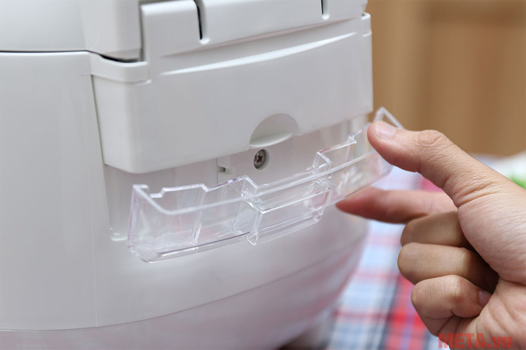 Thường xuyên vệ sinh khay chứa nước