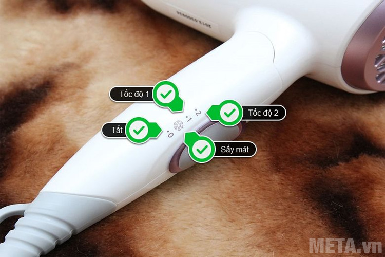 Máy hoạt động với 2 mức nhiệt, 1 mức sấy mát