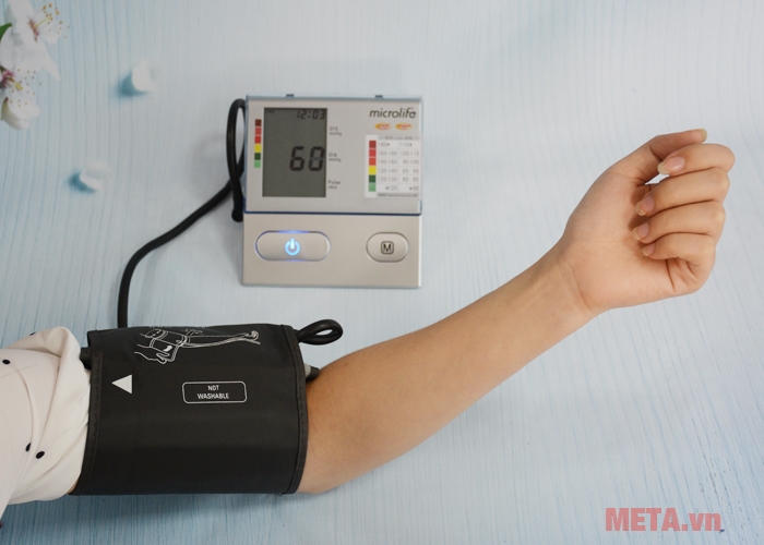 Cuốn vòng bit vào tay theo đúng hướng dẫn 