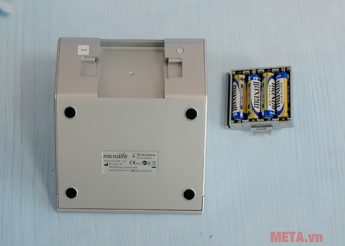 Khay lắp pin của máy đo huyết áp 