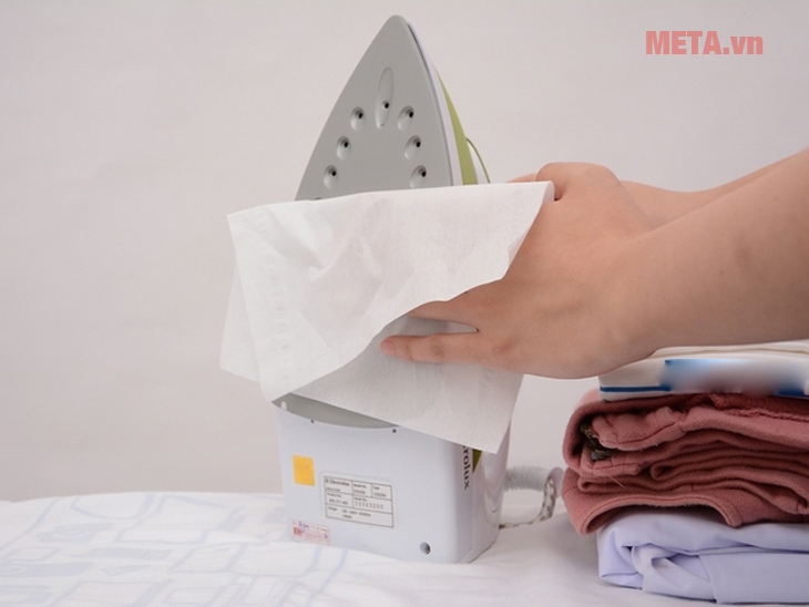 Lau khô mặt đế bàn ủi