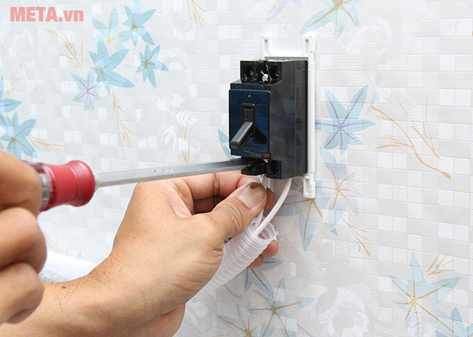 Lắp cầu dao với máy 